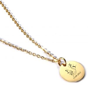 Offrez un bijou unique et significatif pour célébrer votre amour ! Ce bijou en acier inoxydable est gravé avec la date de votre rencontre, créant un souvenir précieux et personnalisé. Disponible en trois magnifiques couleurs : or, argent et or rose, il est parfait pour une occasion spéciale comme la Saint-Valentin, un anniversaire ou simplement pour commémorer un moment inoubliable. Élégant, durable et intemporel, ce bijou fera un cadeau unique pour celle ou celui que vous aimez. Caractéristiques : -Bijou en acier inoxydable de haute qualité -Gravé la date de rencontre -Disponible en trois couleurs : Or, Argent et Or Rose -Idéal pour la Saint-Valentin, un anniversaire ou toute occasion spéciale -Design élégant et intemporel -Parfait pour un cadeau personnalisé et significatif Conseils d'entretien : Essuyer avec un chiffon doux pour préserver la brillance. Éviter tout contact avec des produits chimiques agressifs pour maintenir la qualité du bijou. Exprimez votre amour de manière unique et personnalisée avec ce bijou gravé, un cadeau qui restera un symbole intemporel de votre relation !