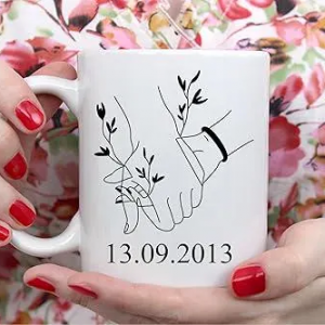 Mug Blanc Personnalisé "Deux Mains Entrelacées" – Personnalisation avec Date de Rencontre – Cadeau Romantique Unique