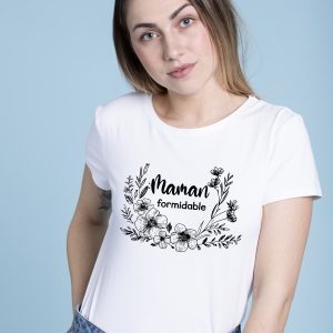 T-shirt Blanc Manches Courtes "Maman Formidable de [prénom]" avec Fleurs Noires – Cadeau Personnalisé pour Maman – Disponible en S, M, L, XL, XXL – Prenez Votre Taille Habituelle