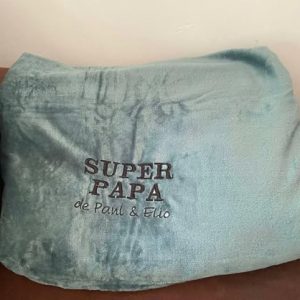 Plaid Personnalisé 150x200 cm – Brodé "Super Papa de (Prénom(s))" – Autres Textes Disponibles – Couleurs au Choix – Cadeau Fête des Pères