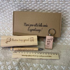 Coffret cadeau maître - Merci maître - Box fin d'année scolaire - Porte-clé, stylo, règle gravée, brosse tableau, boîte souvenir