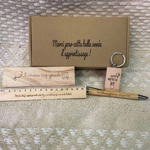 Coffret cadeau maîtresse - Merci maîtresse - Box fin d'année scolaire - Porte-clé, stylo, règle gravée, brosse tableau, boîte souveni