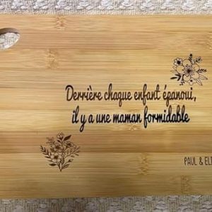 Planche à Découper Gravée avec Prénom – "Derrière chaque enfant épanoui, il y a une maman formidable" – Cadeau Maman Personnalisé