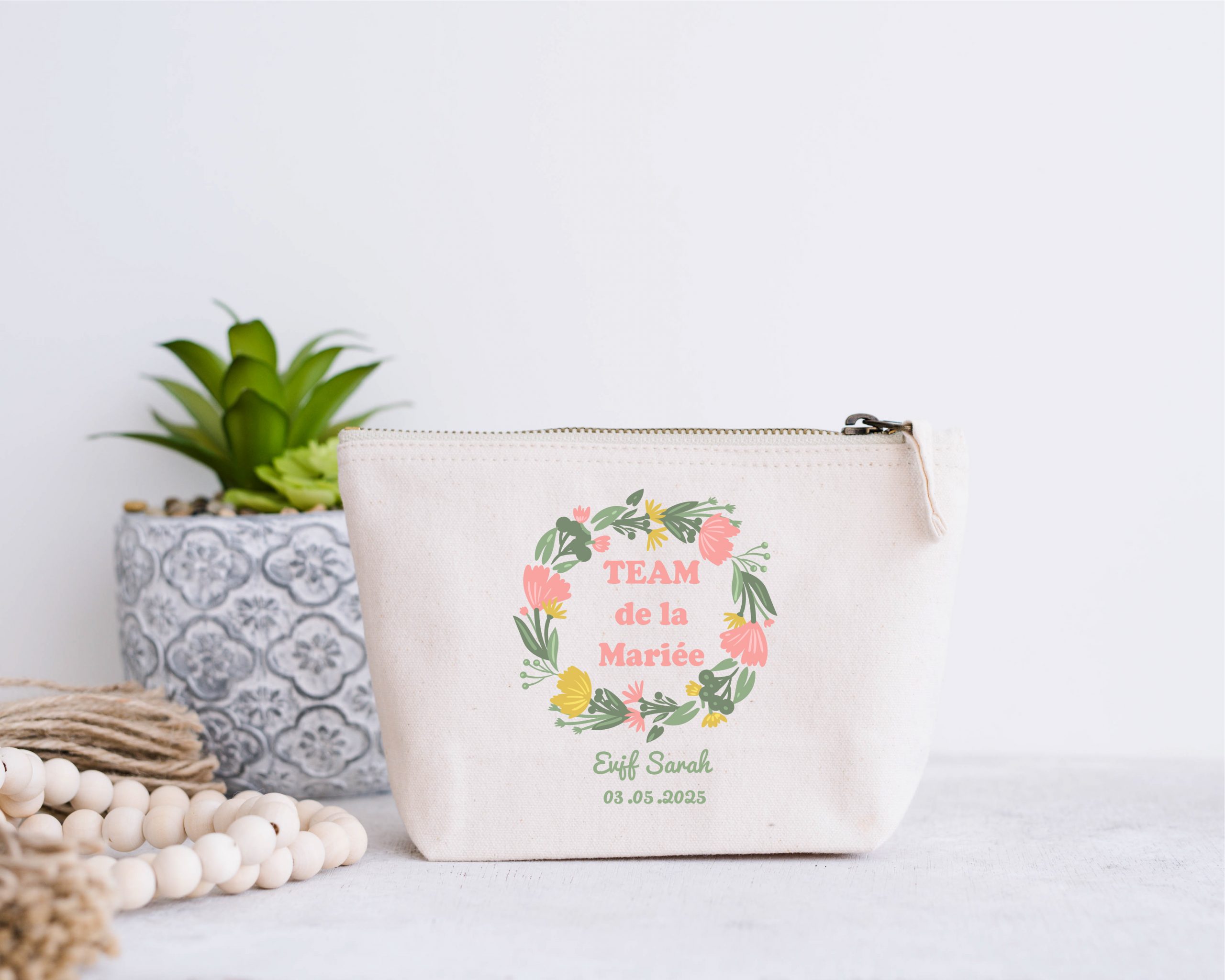 Pochette EVJF Personnalisée – Couronne Fleurie Jaune, Saumon & Vert – Prénom + Date – Cadeau Team de la Mariée – Image 2