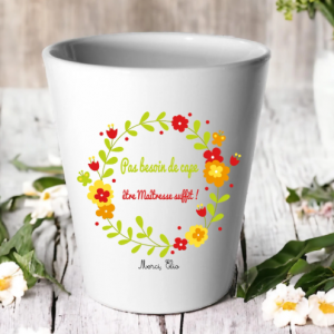 Petit cache-pot Maîtresse “Pas besoin de cape” personnalisé – Cadeau fin d’année scolaire – Pot céramique Ø9xH10 cm – Message + prénom