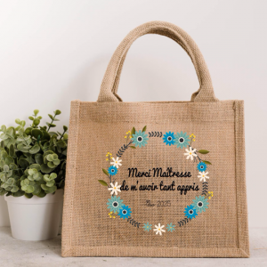 Petit sac en jute Merci Maîtresse personnalisé – Cadeau fin d’année scolaire avec prénom – Sac naturel fleurs bleu et vert – Format 26x22x14