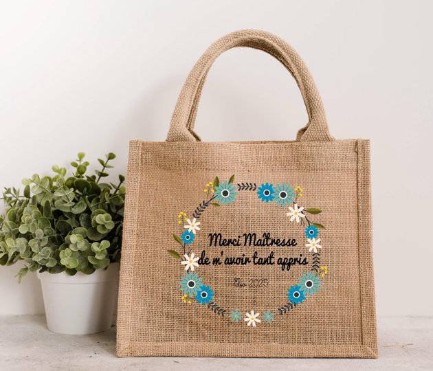Petit sac en jute Merci Maîtresse personnalisé – Cadeau fin d’année scolaire avec prénom – Sac naturel fleurs bleu et vert – Format 26x22x14