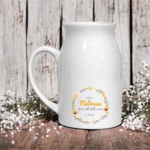 Pot à lait “Merci Maîtresse” personnalisé – Cadeau fin d’année scolaire – Céramique blanche – Motif floral avec année – Vase déco souvenir