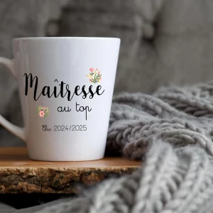 Tasse latte Maîtresse au top personnalisée – Cadeau fin d’année scolaire – Mug céramique haut 325 ml avec prénom – Motif fleurs pastel
