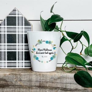 Petit cache-pot Merci Maîtresse personnalisé – Cadeau fin d’année scolaire – Pot céramique Ø 9 x H 10 cm avec prénom – Couronne fleurs