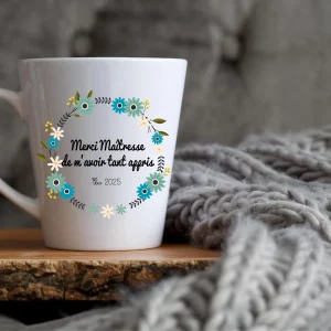 Mug latte “Merci Maîtresse de m’avoir tant appris” – Cadeau fin d’année- Motif fleur bleu – Prénom & année personnalisés – Tasse 350 ml
