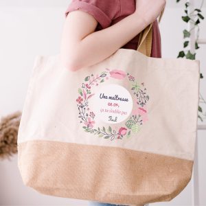 Sac cabas “Une maîtresse en or” personnalisé – Cadeau fin d’année – Toile coton & jute – Motif floral rose avec prénom enfant – 38x44x18 cm