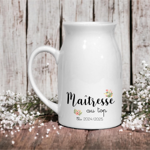 Pot à lait Maîtresse au top personnalisé – Cruche céramique 450 ml avec prénom – Cadeau fin d’année scolaire – Fleurs pastel