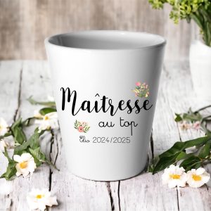 Petit cache-pot Maîtresse au top personnalisé – Cadeau fin d’année scolaire – Pot céramique Ø 9 x H 10 cm avec prénom – Fleurs pastel