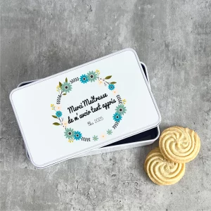 Boîte à biscuits Merci Maîtresse personnalisée – Cadeau fin d’année scolaire – Boîte métal blanche fleurs bleu et vert avec prénom