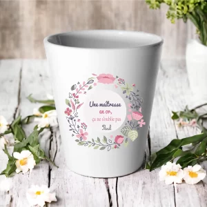 Petit cache-pot “Une maîtresse en or” personnalisé – Cadeau fin d’année scolaire – Pot déco céramique – Motif floral rose – Prénom enfant