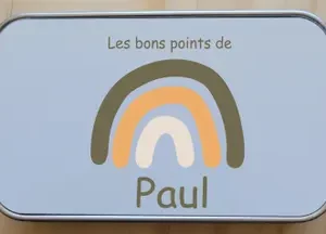 Boîte à bons points personnalisée prénom – Motif arc-en-ciel kaki terracotta – Petite boîte métal 10x6 cm – Cadeau école garçon