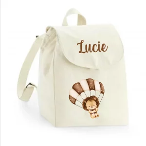 Sac à dos personnalisé avec le prénom de l’enfant et un lion en parachute. En coton bio, parfait pour la crèche ou la maternelle !