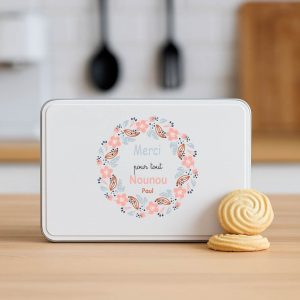 Boîte à biscuits personnalisée “Merci Nounou” – Cadeau fête des nounous ou Noël – Boîte en métal blanche prénom enfant – Couronne fleurs rose et gris