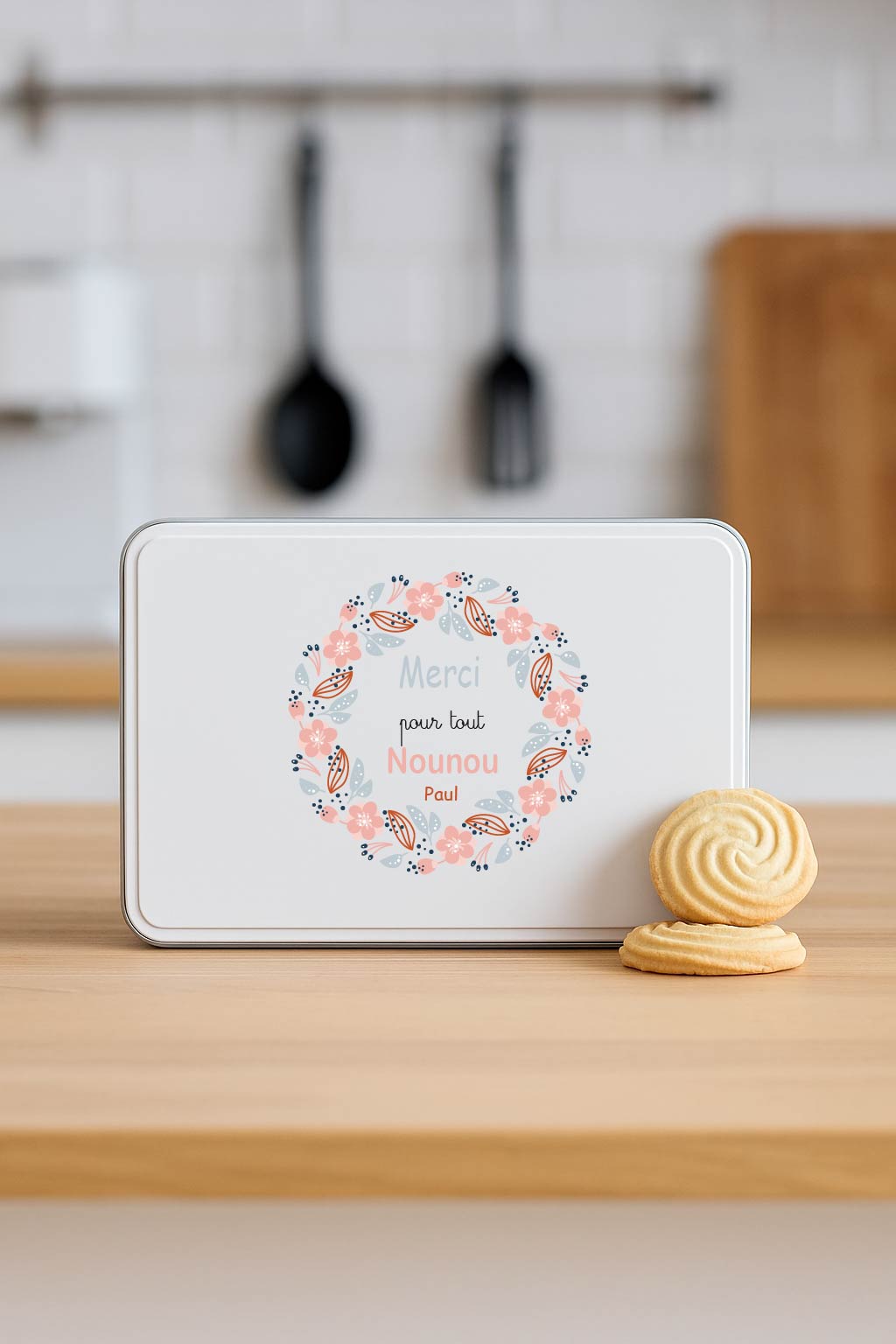 Boîte à biscuits personnalisée “Merci Nounou” – Cadeau fête des nounous ou Noël – Boîte en métal blanche prénom enfant – Couronne fleurs rose et gris