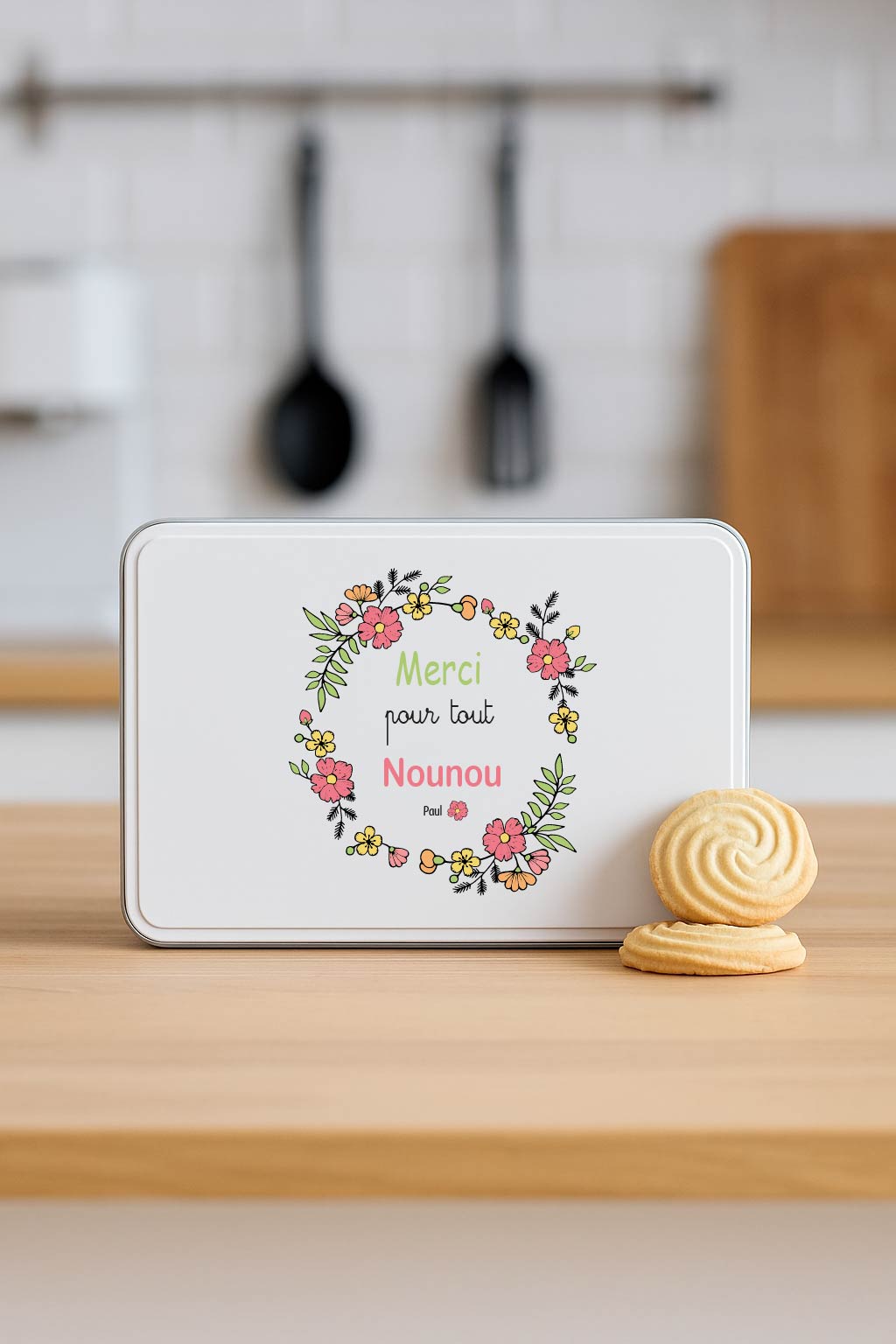 Boîte à biscuits personnalisée “Merci Nounou” – Cadeau fête des nounous ou Noël – Boîte en métal prénom enfant – Couronne de fleurs Bébé Panda