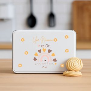 Boîte à biscuits personnalisée “Une Nounou en Or” – Cadeau fête des nounous ou Noël – Boîte en métal blanche prénom enfant – Arc-en-ciel et fleurs