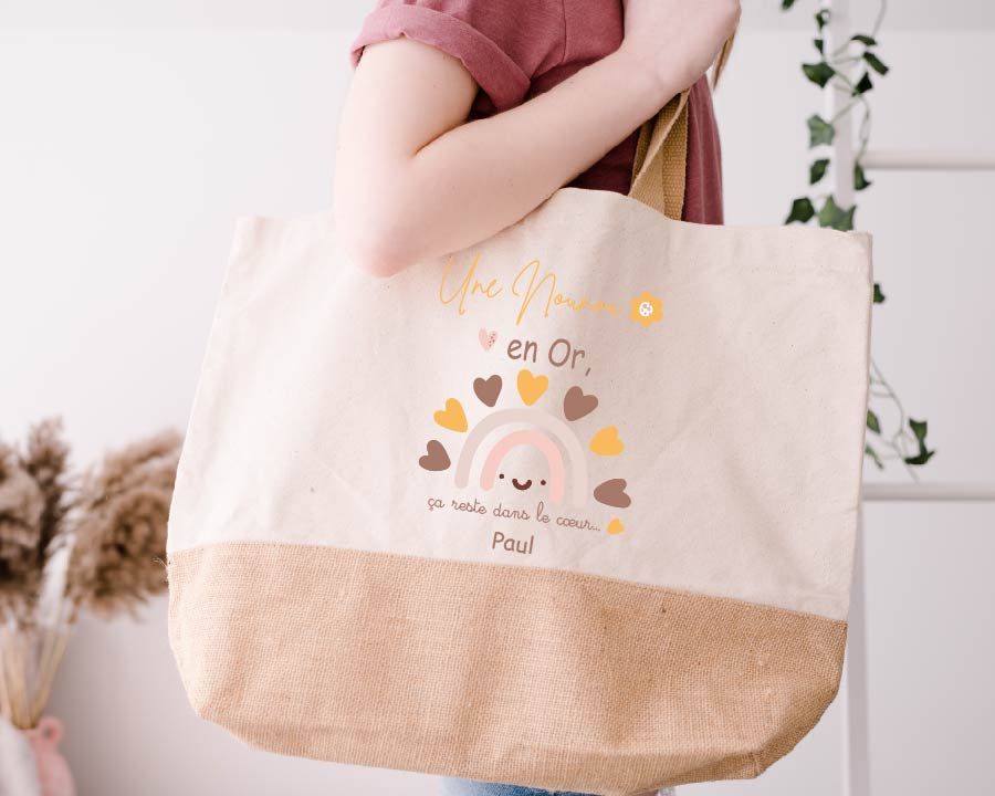 Sac cabas “Une Nounou en Or” arc-en-ciel – Cadeau fête des nounous ou Noël – Personnalisable avec prénom – Sac toile et jute 38x44x18 cm – Image 3