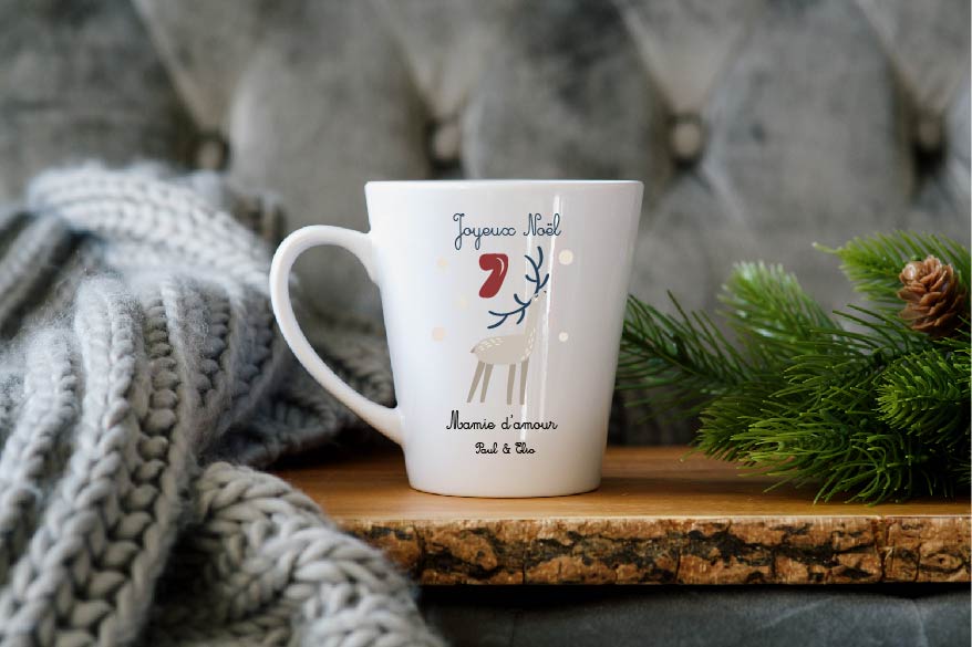 Mug Joyeux Noël personnalisable — Texte modifiable (Mamie, Marraine, Tata, Nounou…) + Prénoms — Cadeau Noël personnalisé famille — Tasse renne – Image 4