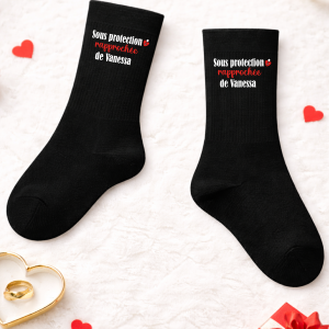 Chaussettes personnalisées Saint-Valentin – Sous protection rapprochée de [Prénom] – Cadeau couple drôle – Chaussettes noires – Taille unique 43/46
