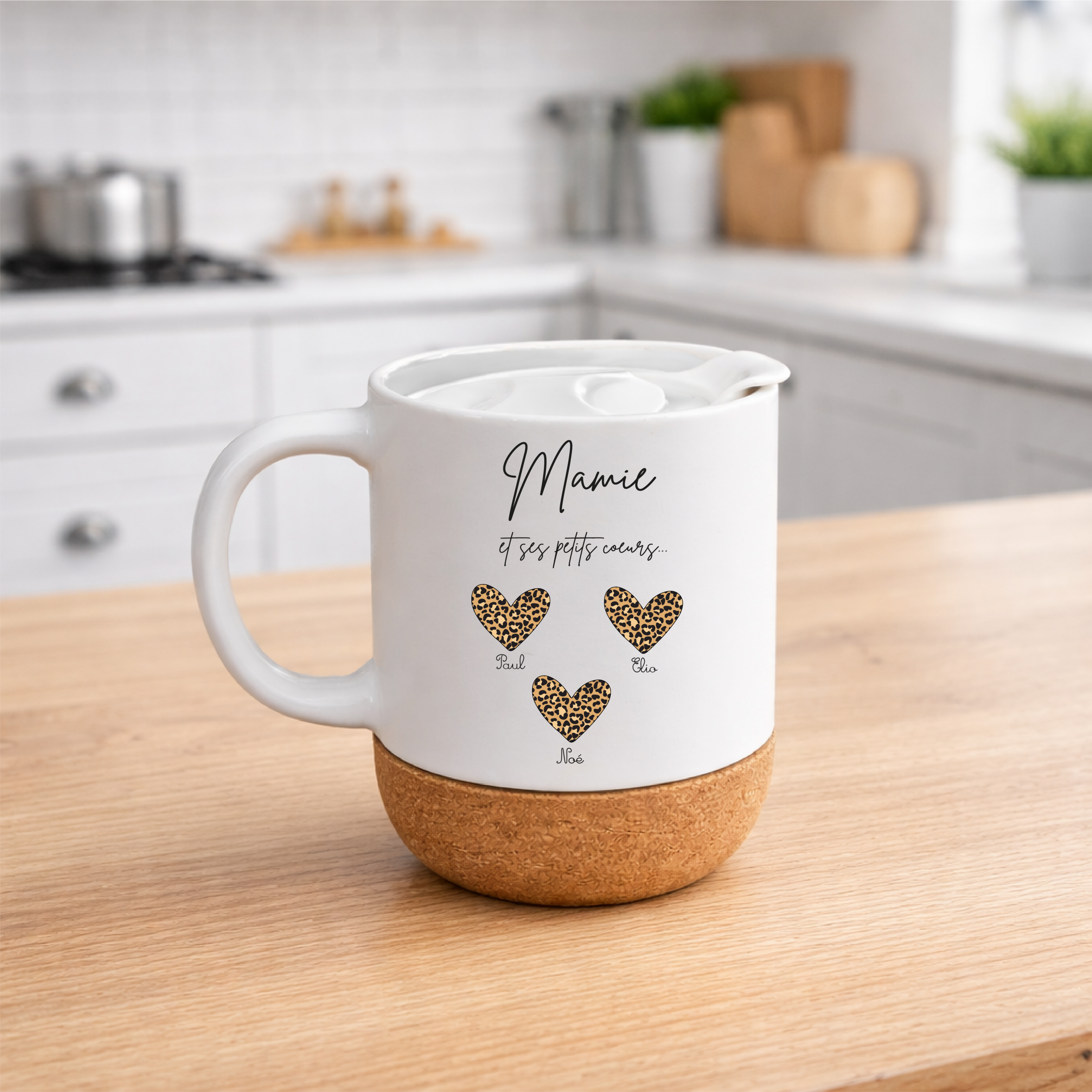 Mug Mamie personnalisé cœurs léopard – Mug céramique avec prénoms des petits-enfants – Cadeau mamie personnalisable – 330 ml avec couvercle et socle liège