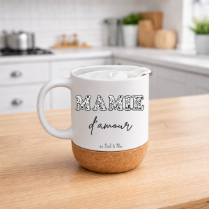 Mug Mamie d’amour personnalisé – Cadeau fête des grands-mères – Mug mamie avec prénoms des petits-enfants – Mug céramique 330 ml avec couvercle et socle liège